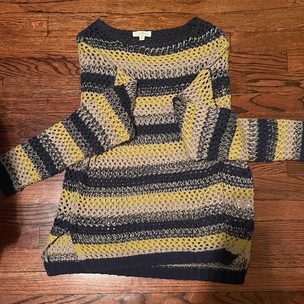 Entro long sleeve sweater. Navy hello and cream. Good condition. Size Med